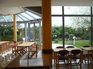 Salle_de_cafe_Enclos_Rey_-_courte.jpg